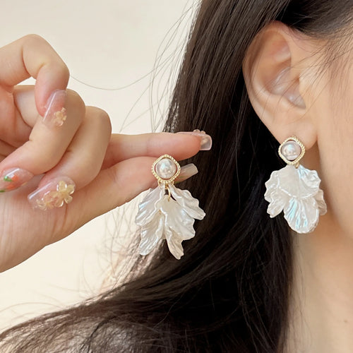 Fashion Unique Glossy Shell Flower Pendant Earrings for Women Temperament Pearl Earrings Sweet Design Wedding Gifts